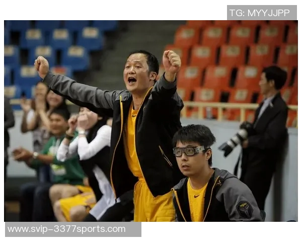 如图某足球运动员站在球场中央展现出强大的气场与技术风采的瞬间 如图某足球运动员站在球场中央展现出强大的气场与技术风采的瞬间